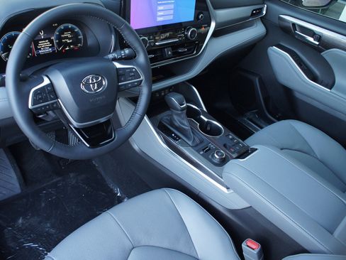New 2026 Toyota Highlander Platinum image 2