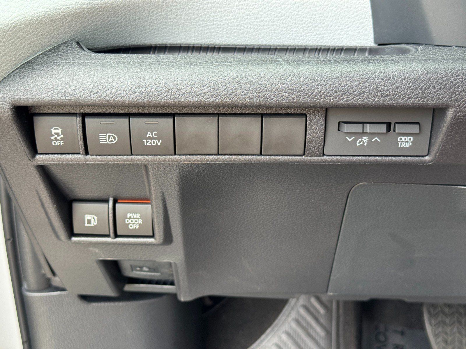 Used 2026 Toyota Sienna XLE FWD image 18