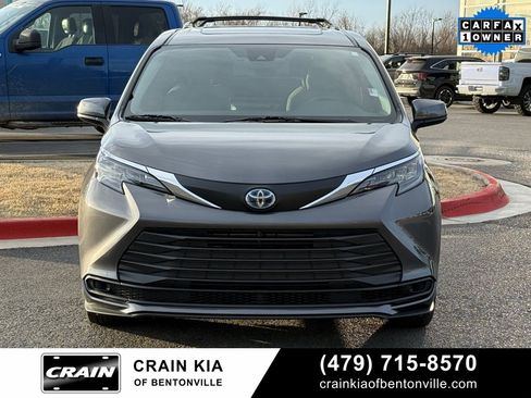 Used 2025 Toyota Sienna LE image 2