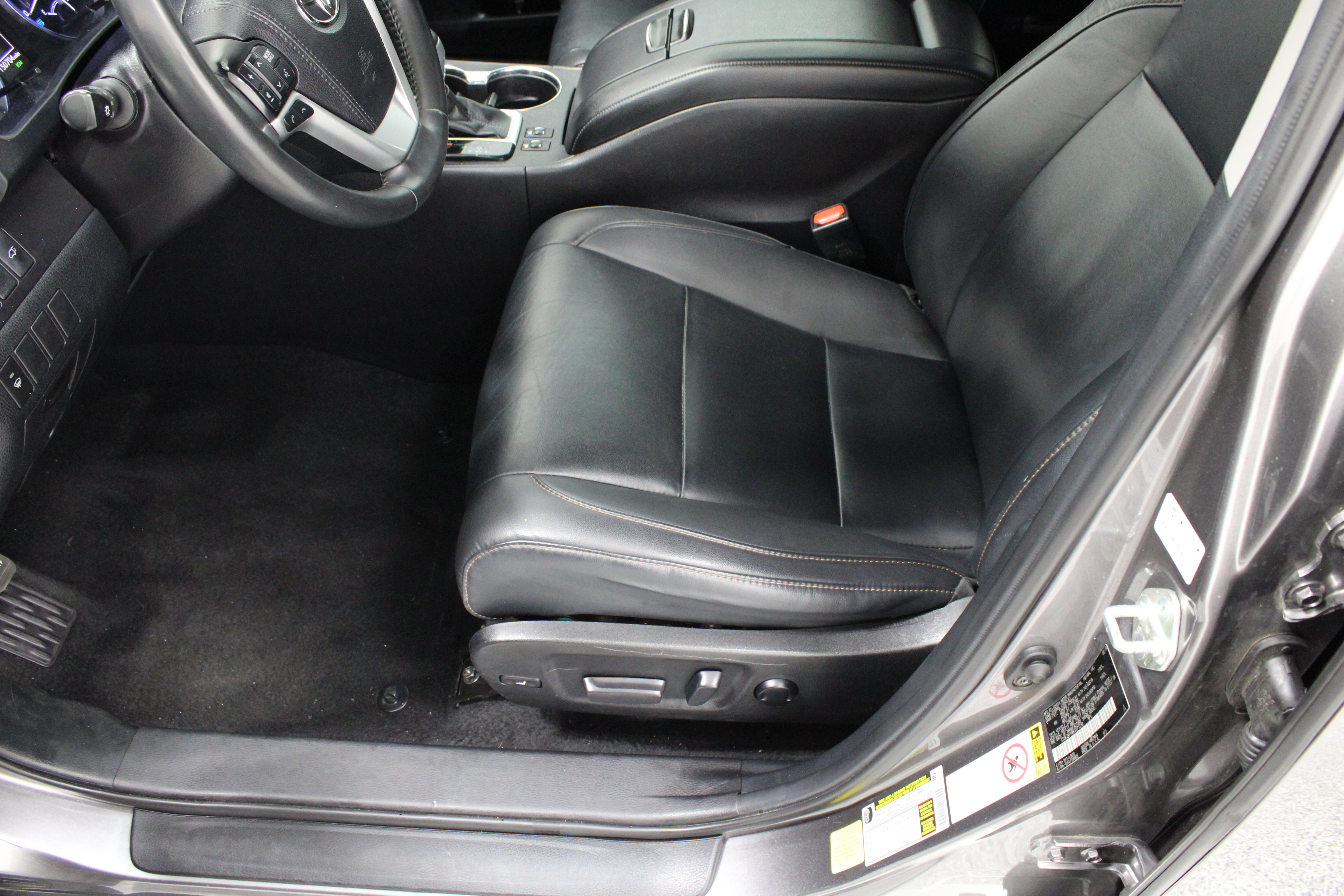 Used 2019 Toyota Highlander XLE FWD image 15