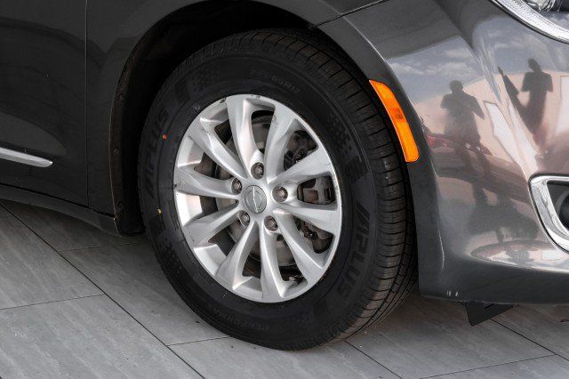 Used 2019 Chrysler Pacifica Touring-L FWD image 53