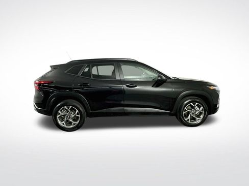Used 2025 Chevrolet Trax LT FWD image 9