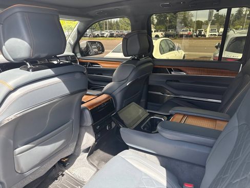 Used 2022 Jeep Grand Wagoneer Series III AWD/4WD image 11