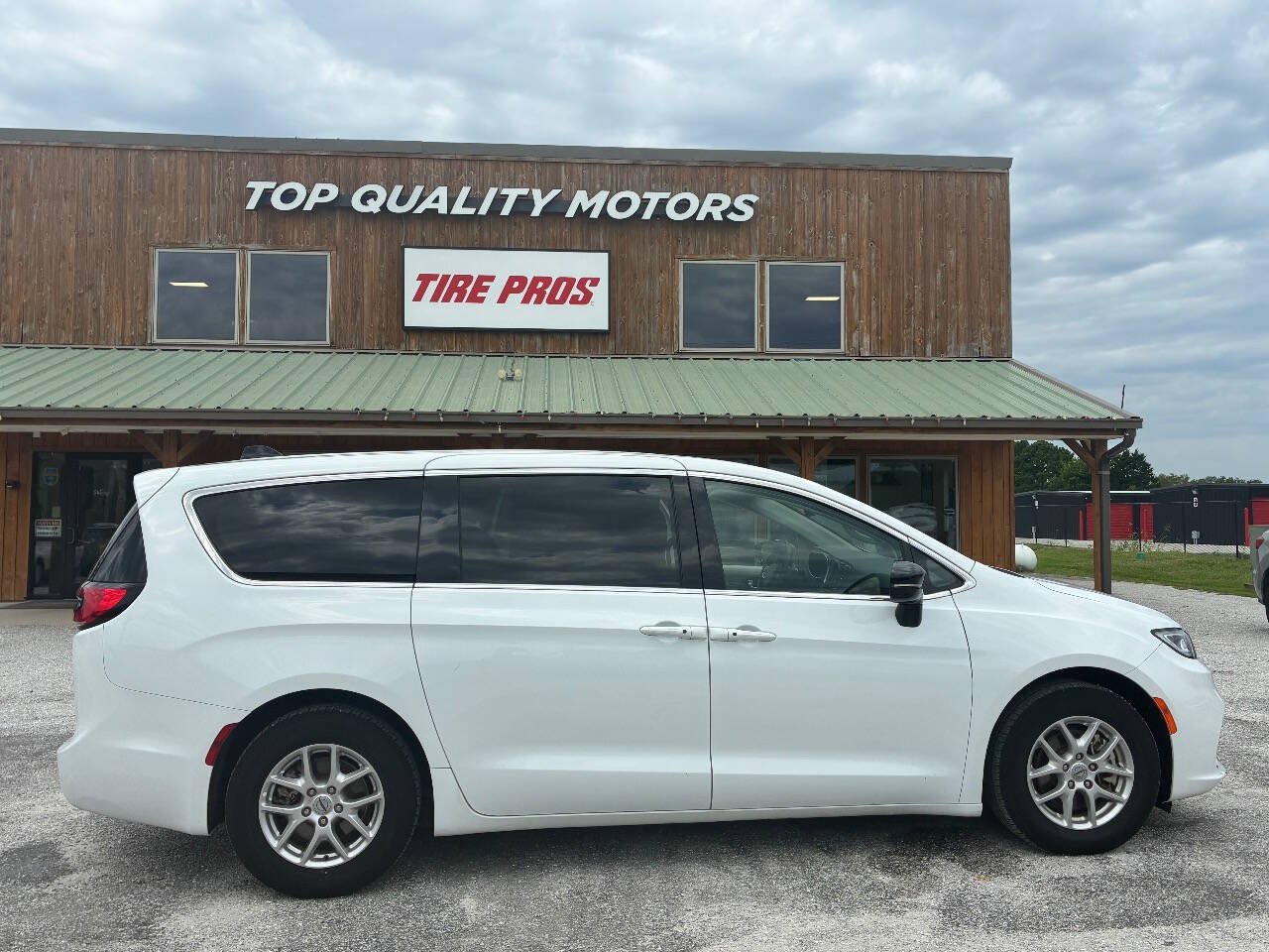 Used 2024 Chrysler Pacifica Touring-L FWD image 1