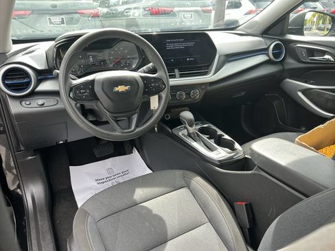 Used 2025 Chevrolet Trax LS FWD image 30