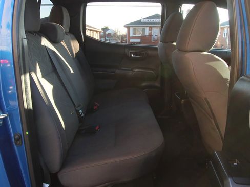 Used 2017 Toyota Tacoma TRD Off-Road w/ Tow Package (A/T) image 12