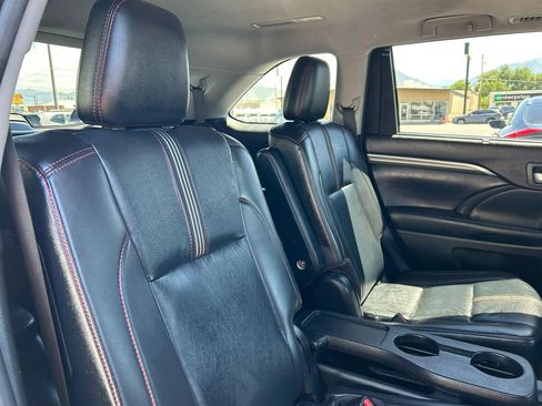 Used 2019 Toyota Highlander SE w/ Carpet Mat Package (TMS) FWD image 11
