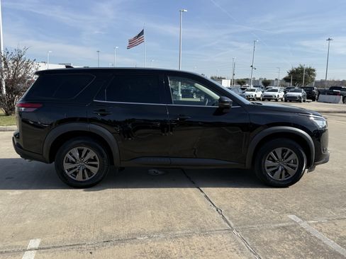 Used 2022 Nissan Pathfinder S image 3