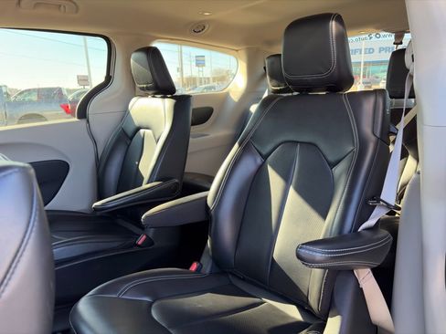Used 2023 Chrysler Pacifica Touring-L image 11