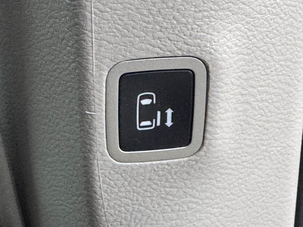 Used 2023 Chrysler Pacifica Touring-L FWD image 19