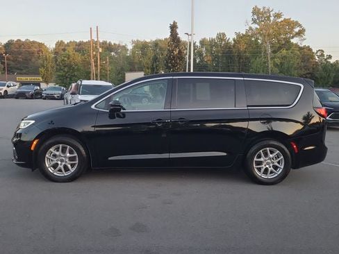 Used 2024 Chrysler Pacifica Touring-L FWD image 6