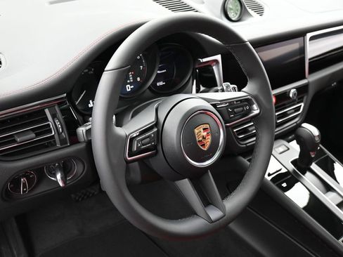 Certified 2026 Porsche Macan AWD/4WD image 17