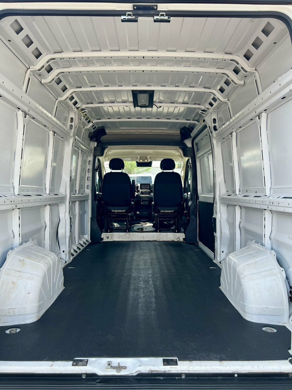 Used 2025 RAM ProMaster 2500 w/ Convenience Group FWD image 8