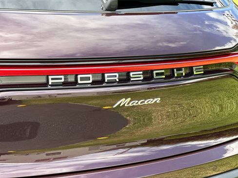 Certified 2025 Porsche Macan AWD/4WD image 31