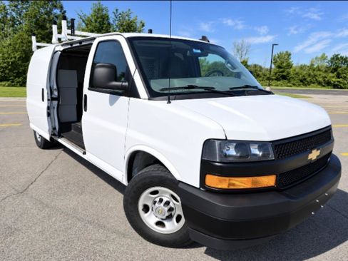 Used 2022 Chevrolet Express 3500 Extended w/ Driver Convenience Package RWD image 9