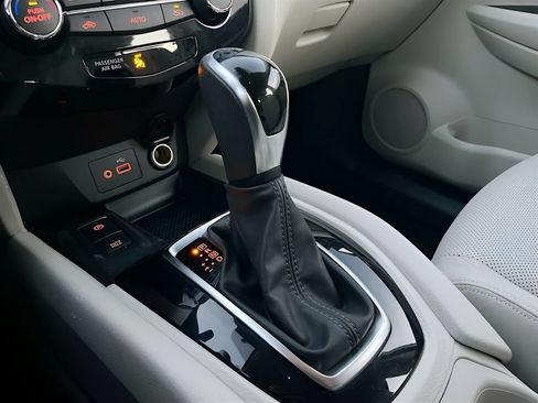 Used 2022 Nissan Rogue Sport SL FWD image 17