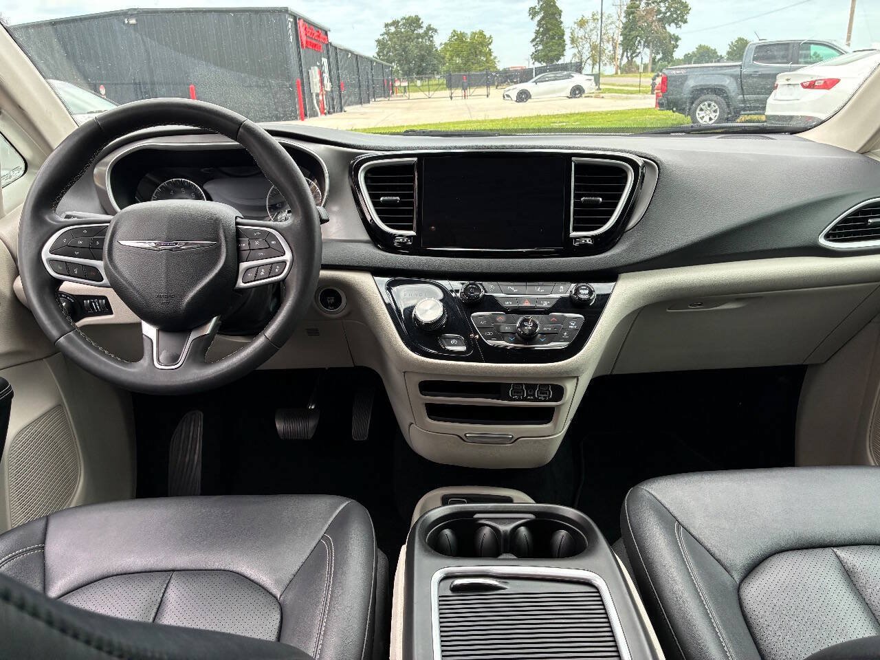 Used 2024 Chrysler Pacifica Touring-L FWD image 24