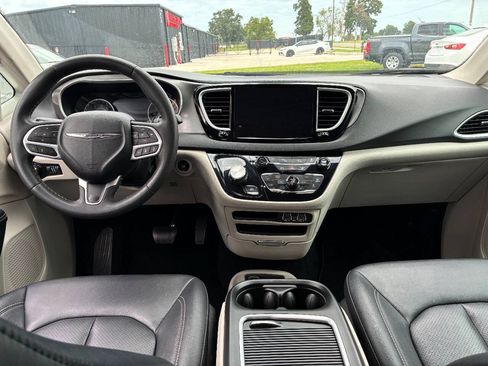 Used 2024 Chrysler Pacifica Touring-L FWD image 24