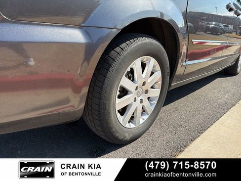 Used 2016 Chrysler Town & Country Touring image 8