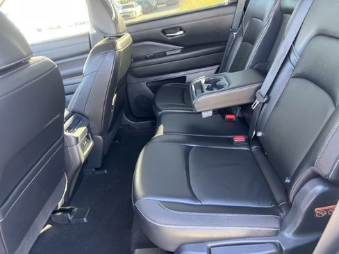 Used 2022 Nissan Pathfinder SL w/ SL Black Package image 23