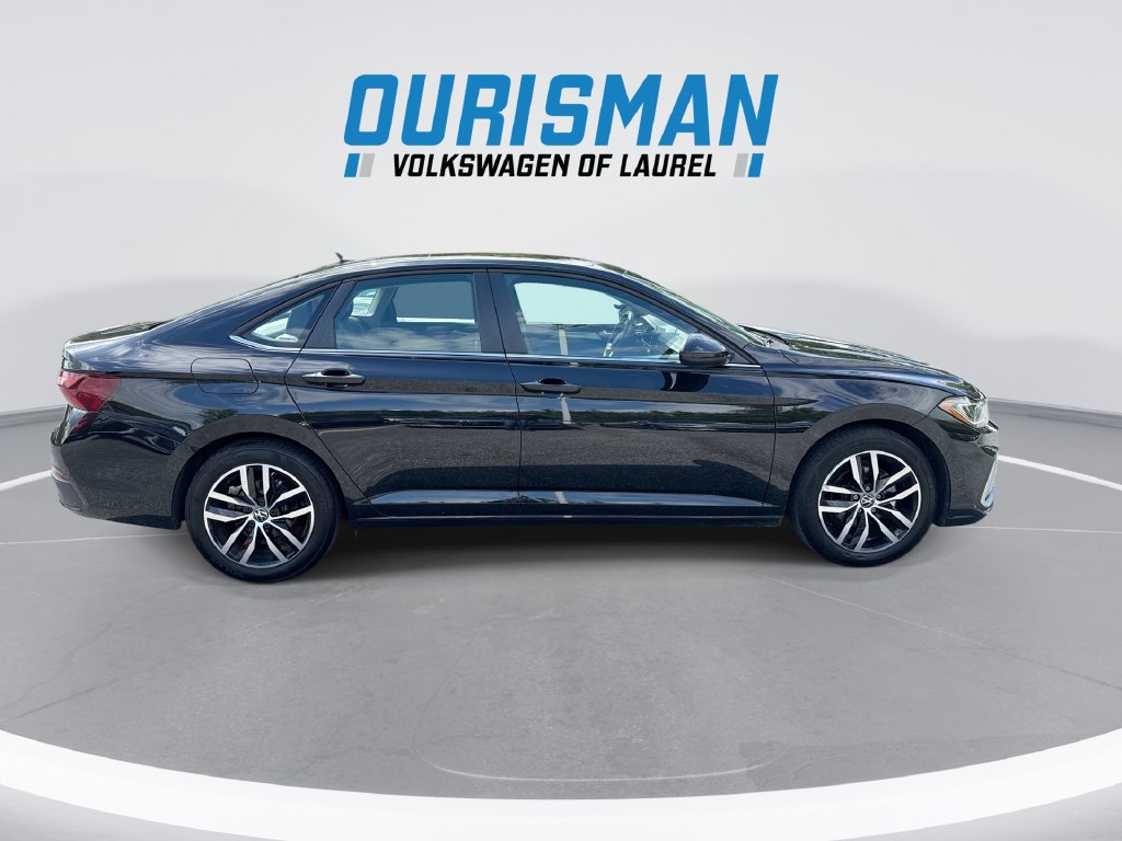Used 2025 Volkswagen Jetta SE FWD image 9