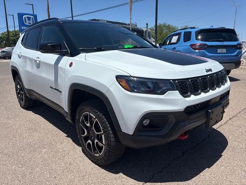 Used 2025 Jeep Compass Trailhawk AWD/4WD image 7