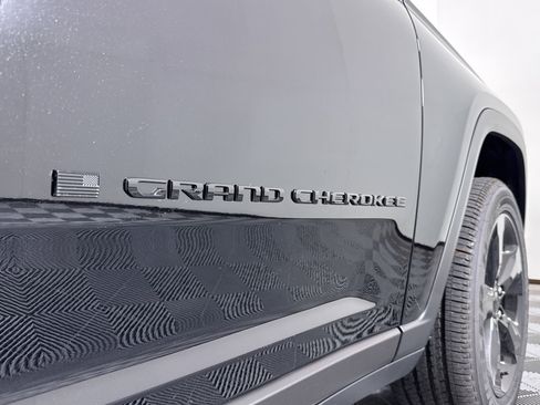 New 2025 Jeep Grand Cherokee Altitude image 11