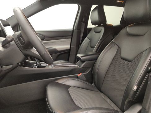 Used 2024 Jeep Compass Latitude image 17