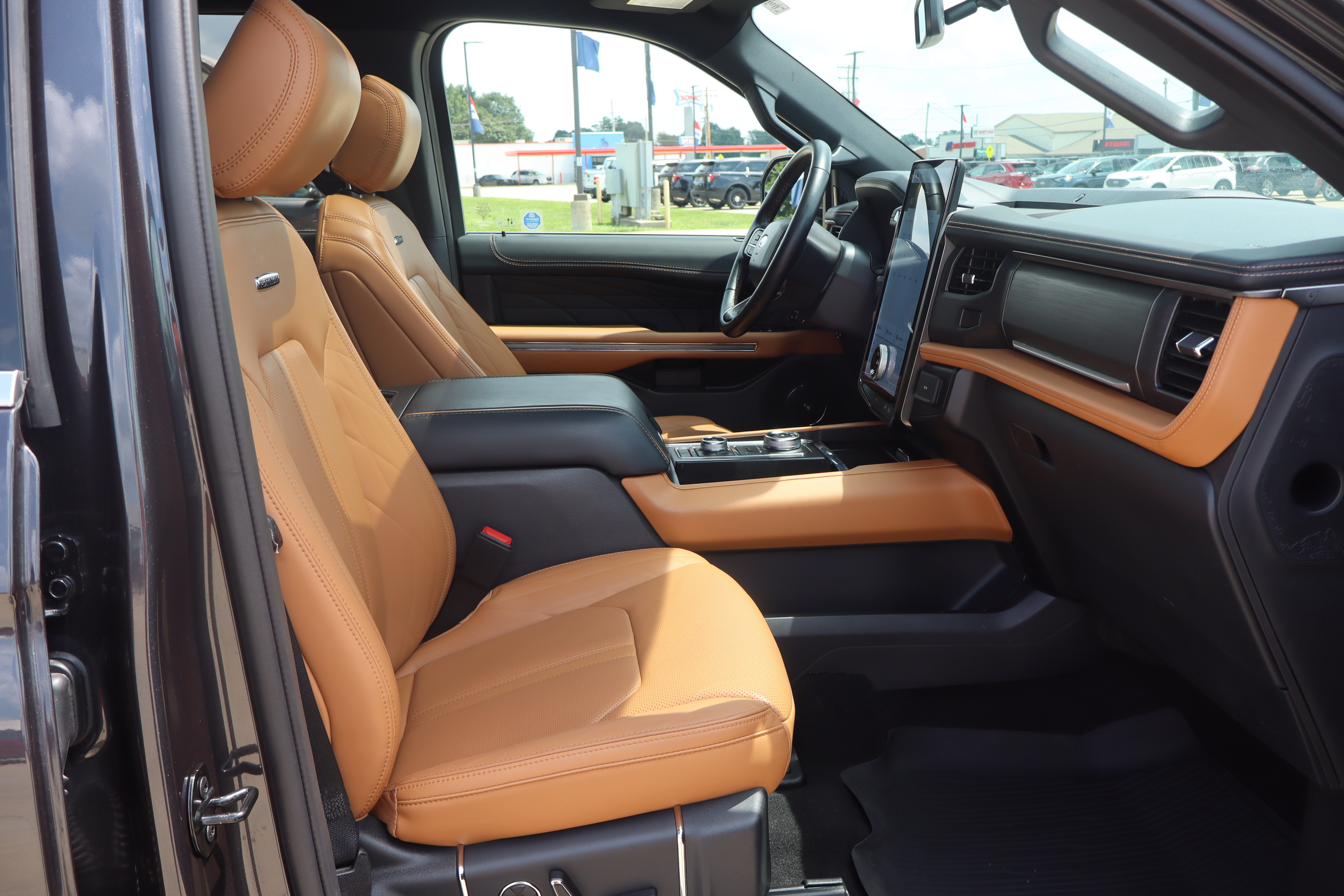 Used 2024 Ford Expedition Platinum AWD/4WD image 15