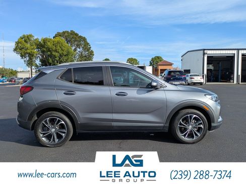 Used 2021 Buick Encore GX Select w/ Advanced Technology Package FWD image 2