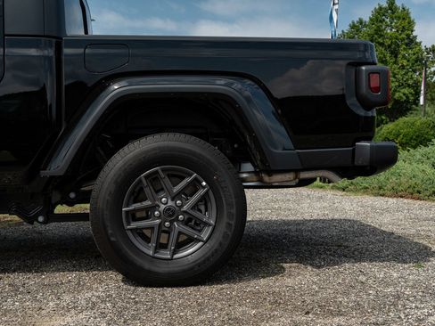 Used 2025 Jeep Gladiator Sport AWD/4WD image 6