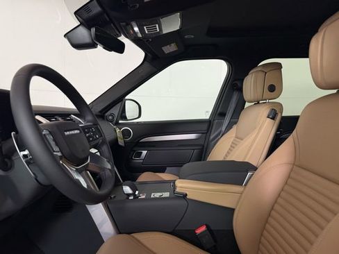 New 2026 Land Rover Discovery Dynamic SE image 6