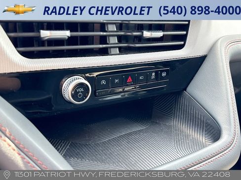 Used 2025 Ford Explorer Active AWD/4WD image 10