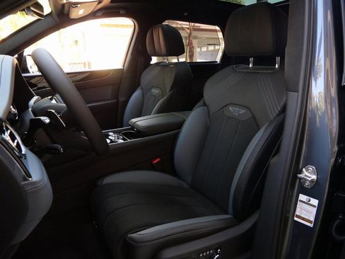 Used 2025 Bentley Bentayga AWD/4WD image 2