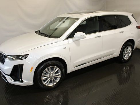 New 2025 Cadillac XT6 Luxury image 2