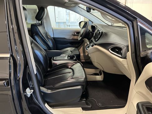 Used 2023 Chrysler Pacifica Touring-L FWD image 35