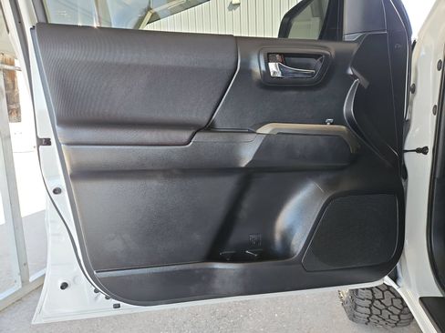 Used 2016 Toyota Tacoma TRD Sport w/ Premium & Technology Package AWD/4WD image 18