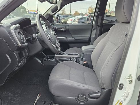 Used 2019 Toyota Tacoma TRD Sport image 3