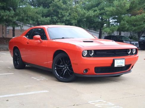 Used 2018 Dodge Challenger SXT w/ Blacktop Package RWD image 3