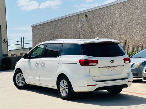 Used 2017 Kia Sedona LX w/ LX Essentials Premium Package FWD image 7