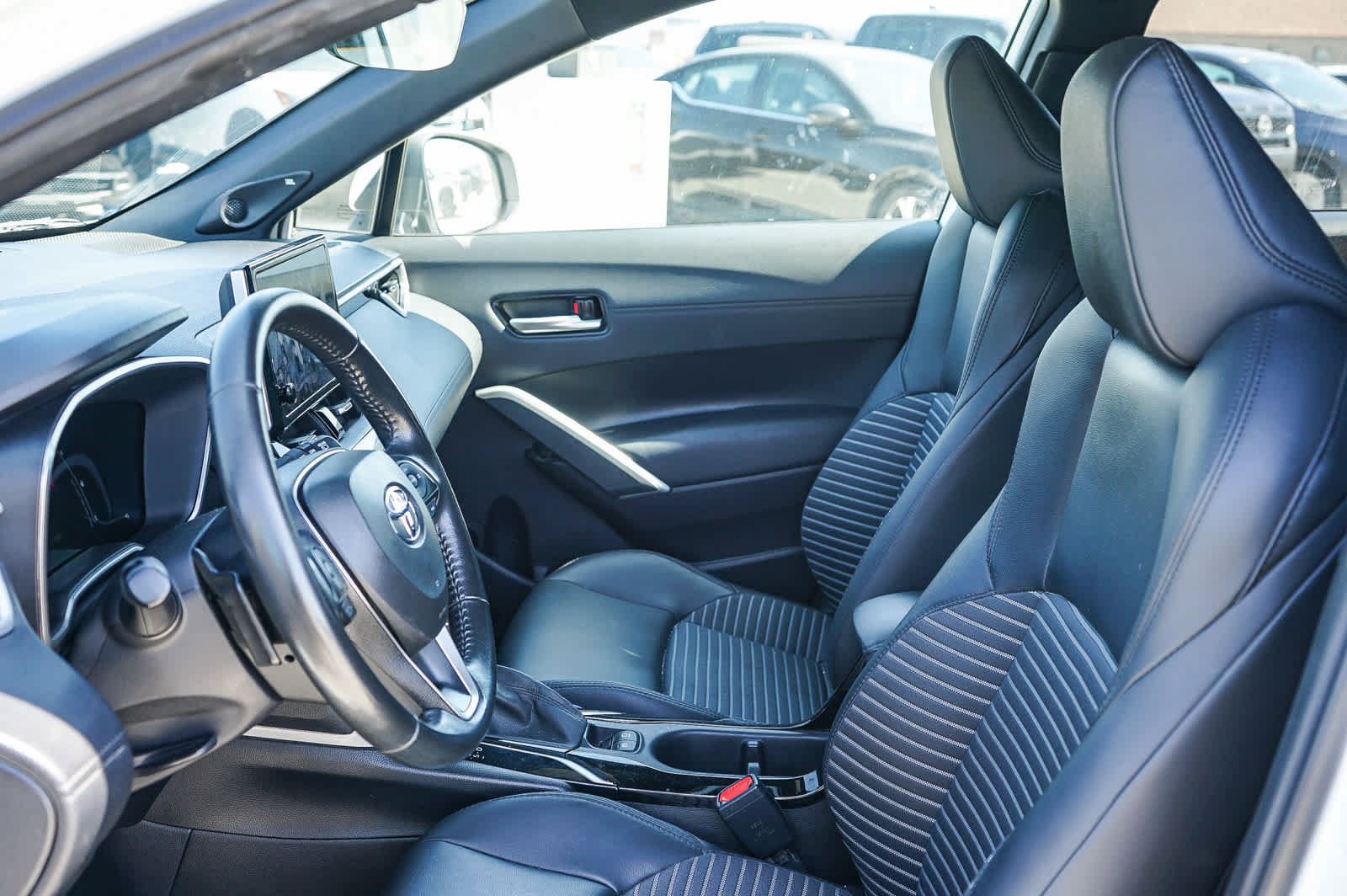 Used 2024 Toyota Corolla Cross AWD Hybrid w/ Convenience Package image 17