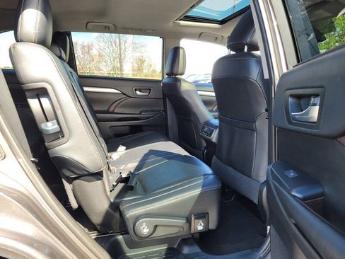 Used 2019 Toyota Highlander XLE image 14