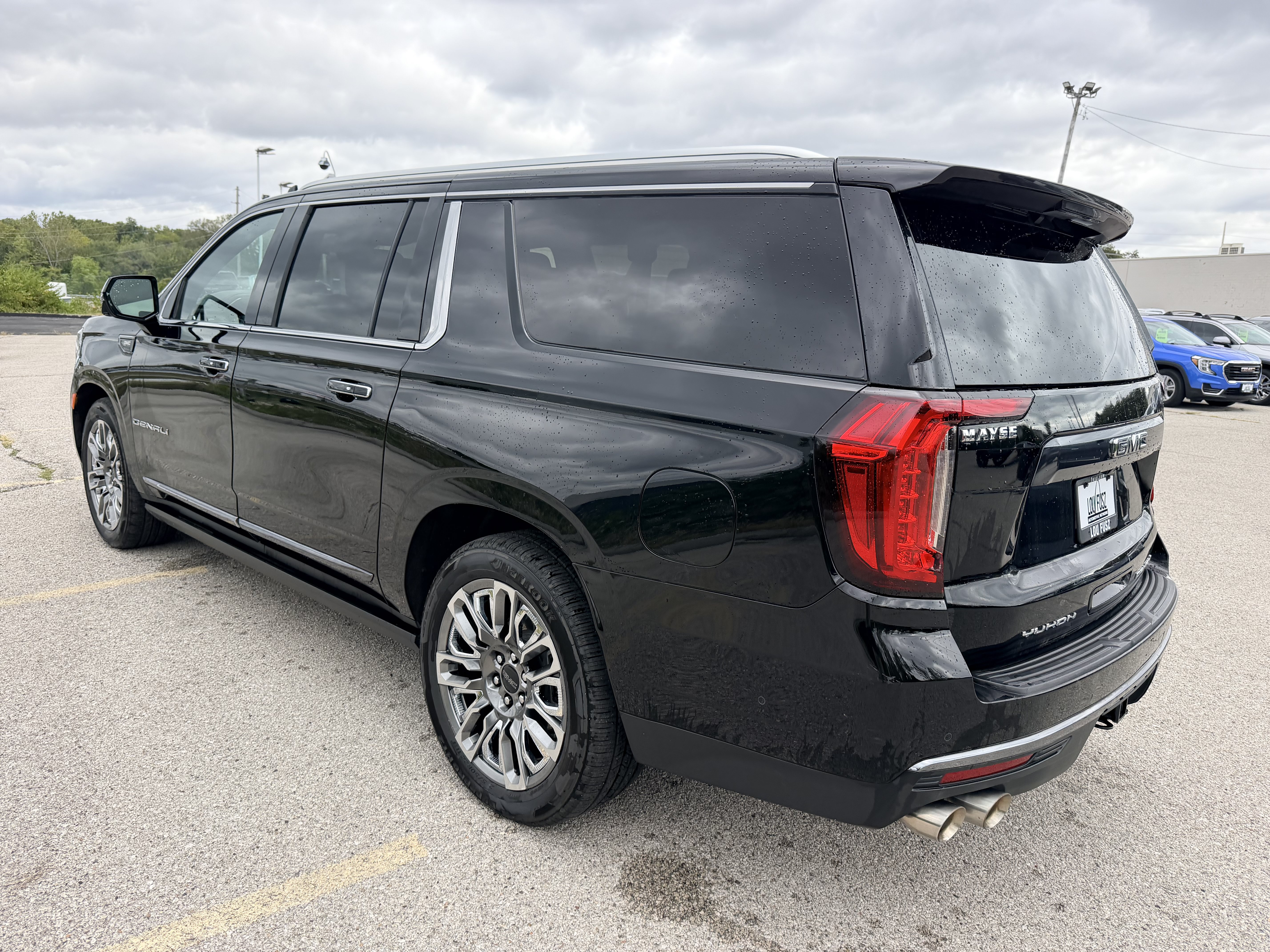 Used 2023 GMC Yukon XL Denali Ultimate AWD/4WD image 5