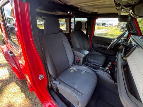 Used 2025 Jeep Wrangler Sahara image 36