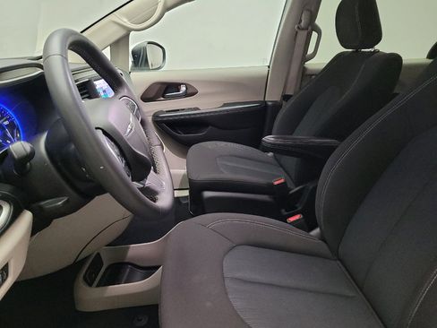 Used 2022 Chrysler Voyager LX image 17