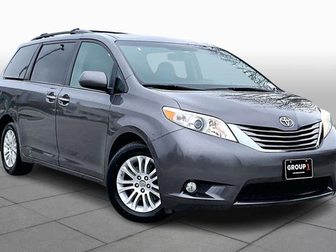 Used 2017 Toyota Sienna XLE image 3