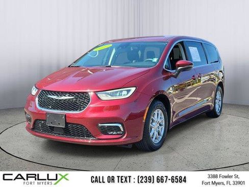 Used 2023 Chrysler Pacifica Touring-L FWD image 3