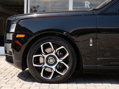 Used 2022 Rolls-Royce Cullinan Black Badge w/ Dark Exterior Package image 11