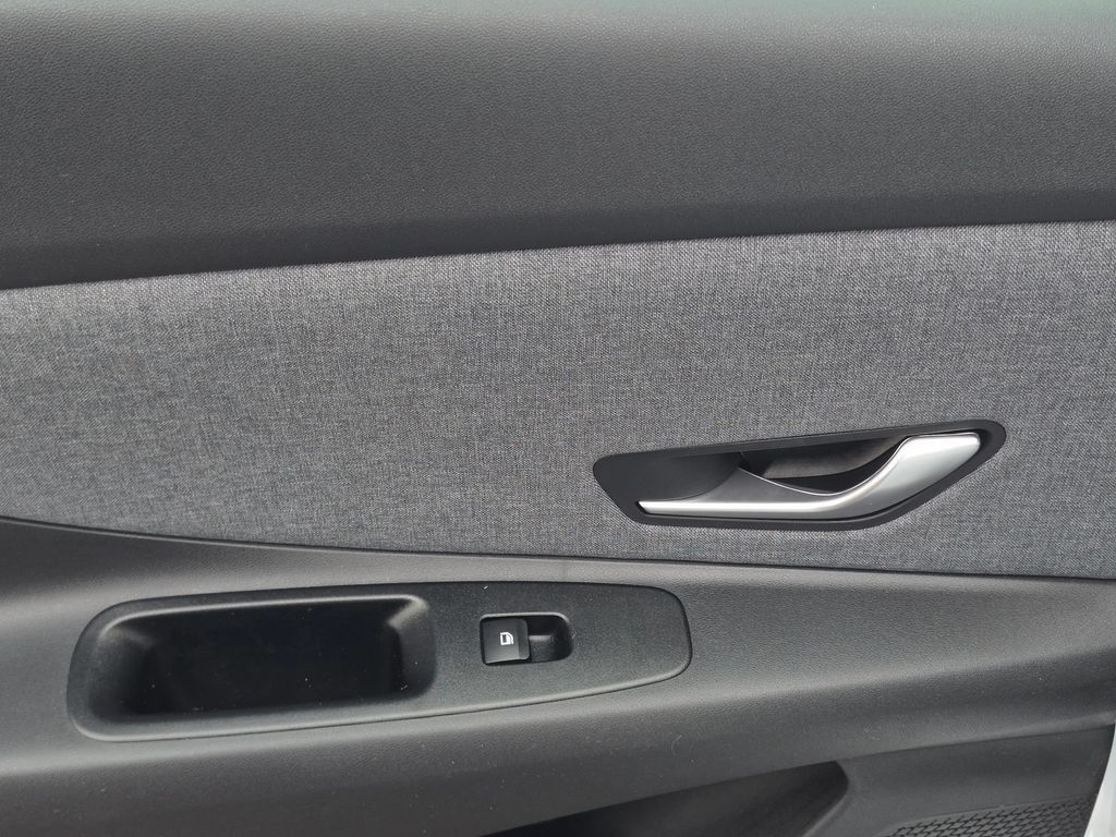 Used 2025 Hyundai Elantra Limited FWD image 27
