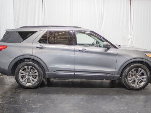 Used 2021 Ford Explorer XLT w/ Equipment Group 202A AWD/4WD image 4
